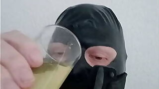 Homo slaaf drinkt pis uit urinaal gag